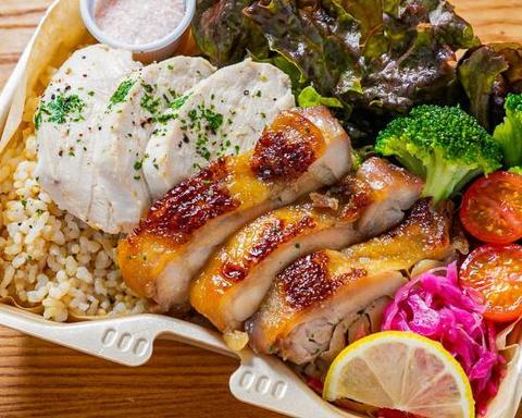 【もっちり玄米と低脂質チキン】とりげん食堂 東山町1丁目店 相盛りチキンと玄米のお弁当【ACB】