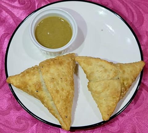 L U C K N O W I F A M I L Y R E S T A U R A N T Chicken Keema Samosa 1PC / チキンキーマサモサ