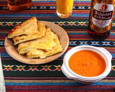 ニュースワズ 【人気No.2】チーズナンカレーセット Cheese Naan and Curry Set