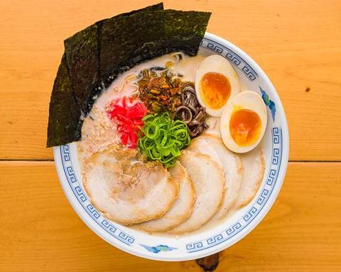 ハカタラーメンイッシンドウ 【白・全部のせ】 博多豚骨らーめん