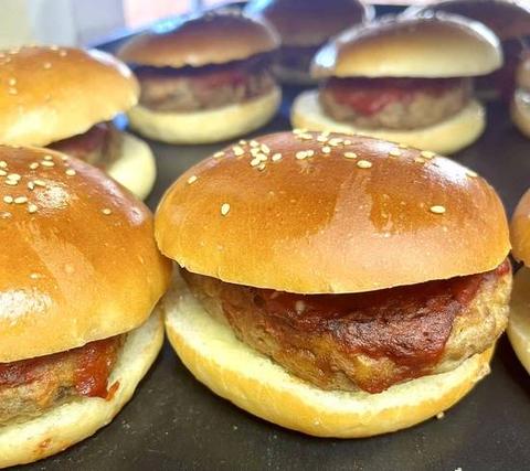 おはようパン工房 チーズイン粗挽きハンバーグサンド