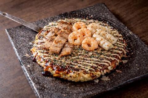 鉄板居酒屋 粉武士 [ 2番人気 ] ミックス玉 Mixed Okonomiyaki