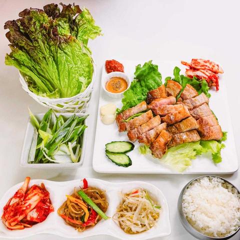 韓国家庭料理ジャンモ 津田沼店 サムギョプサル定食(韓国惣菜3品付、ご飯大盛り無料)