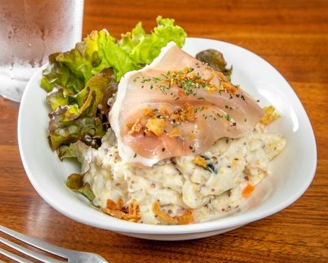 溶岩焼ダイニング Campus 生ハムとブラックオリーブのポテトサラダ