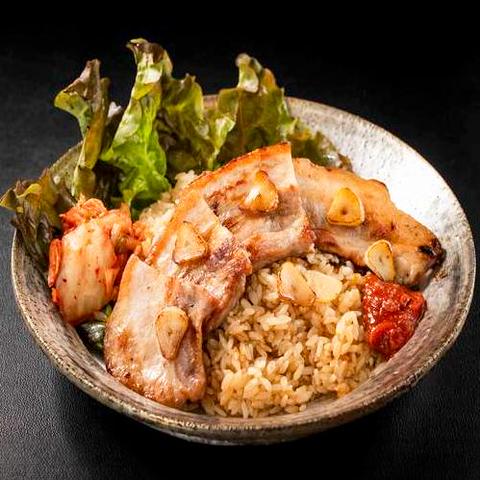 韓流ご褒美飯♪バターガーリックライスの【サムギョプサル丼】西小山店 ガーリックサムギョプサル丼 Samgyeopsal Rice Bowl with Garlic