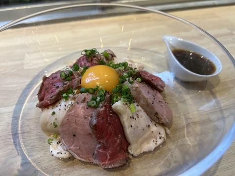 人と地球に優しいカフェ はぐくみ 低温調理の三色ステーキ丼