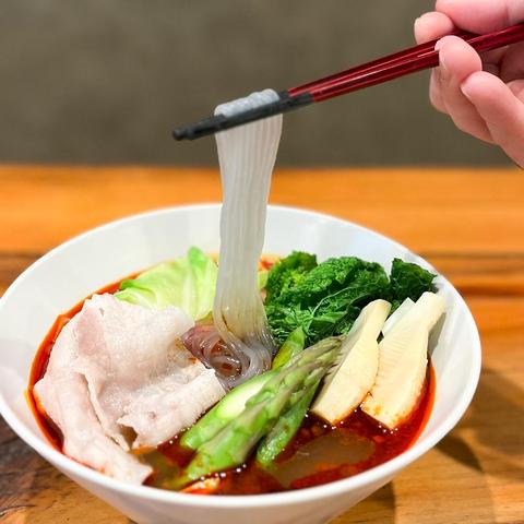 【麻辣湯 春雨ヌードル】TOKYO TANG TANG 豚しゃぶと旬野菜のオススメトッピング麻辣湯(スープ春雨)