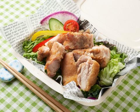 チキンと野菜と玄米。 総本店 皮なし鶏もも肉ステーキ100gサラダ