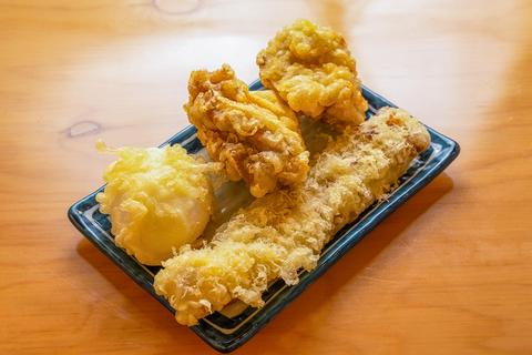 自家製さぬきうどんと肉 甚三 神田店 天ぷら三種盛り