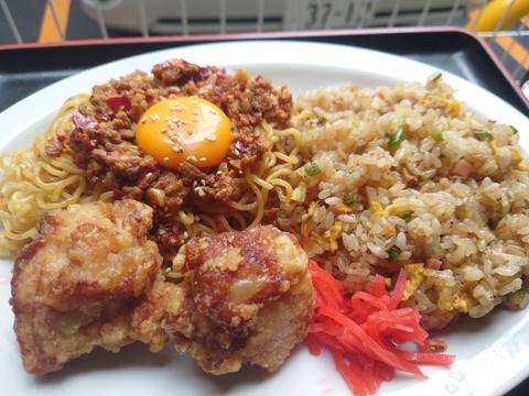 カミナリ飯店 台湾まぜ麺唐揚げ炒飯