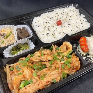 歌舞伎町の台所 かど平 × ホルモン焼 幸永 豚キムチ弁当(みそ汁付)