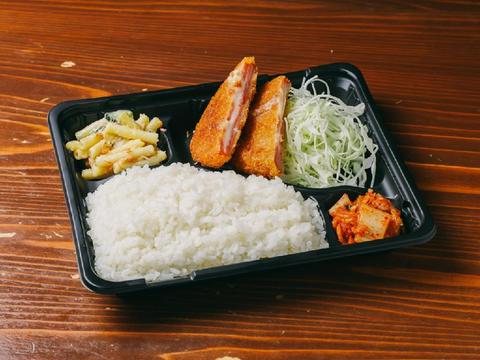 立飲みカドクラ チーズが入った特製ハムカツ弁当