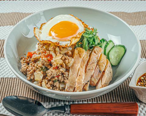 高たんぱく・糖質制限カオマンガイ 東京鶏飯食堂 寝屋川店 美味しいカオマンガイ＆ガパオライスの合い盛り Delicious Gapao Rice＆Khaomangai