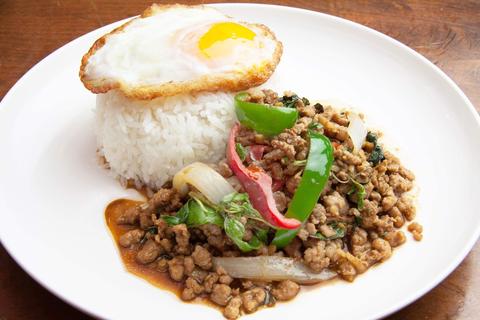 アジアンスマイル 代々木店 ガパオご飯~屋台の王道鶏ひき肉バジル炒めごはん 目玉焼き付き~
