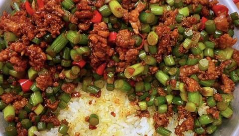 【丼物の王様/蘭州人の牛肉ラーメン】台湾グルメ (麻辣味)にんにく芽と挽肉丼 (麻辣蒜苔肉沫盖)