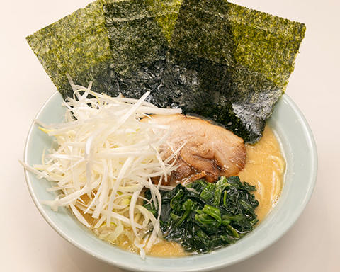 横浜家系ラーメン極上家 大和店 ネギラーメン(薬味ネギ、ほうれん草、のり3枚、チャーシュー1枚、ネギ)