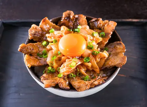 焼肉屋さんの肉肉丼 カルビキムタマ丼