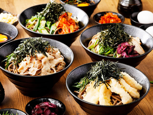 太くて硬い蕎麦を、ワシガシ食べる！新感覚！ラー油つけ蕎麦 土佐堀佐々木