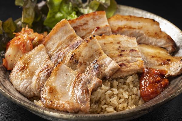 韓流ご褒美飯♪バターガーリックライスの【サムギョプサル丼】西小山店