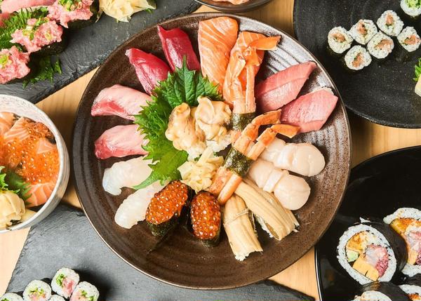 Sushi dining浩