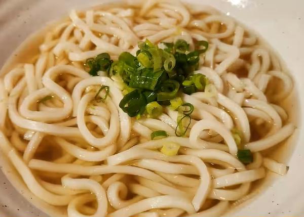 うどんのだし香るゆるりとする居酒屋