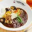 牛すじカレーの季節の野菜添え
