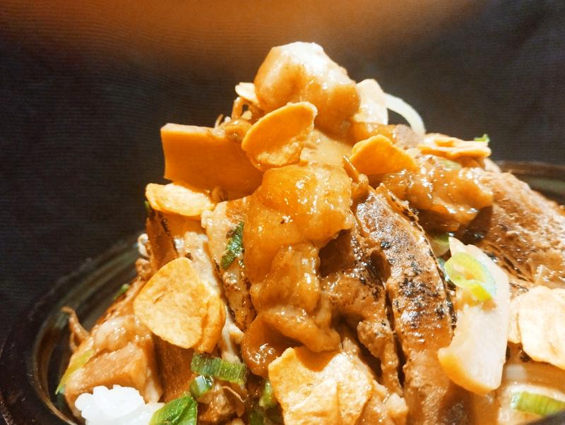 豚骨醤油背脂丼ぶり 極 とう次屋