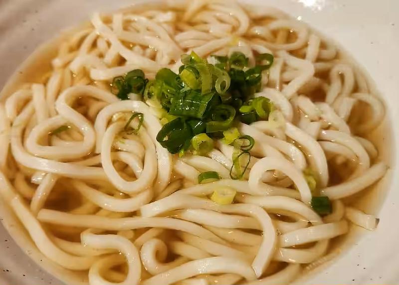 うどんのだし香るゆるりとする居酒屋