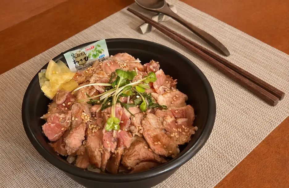 【豚レアステーキ丼 】ぶらん