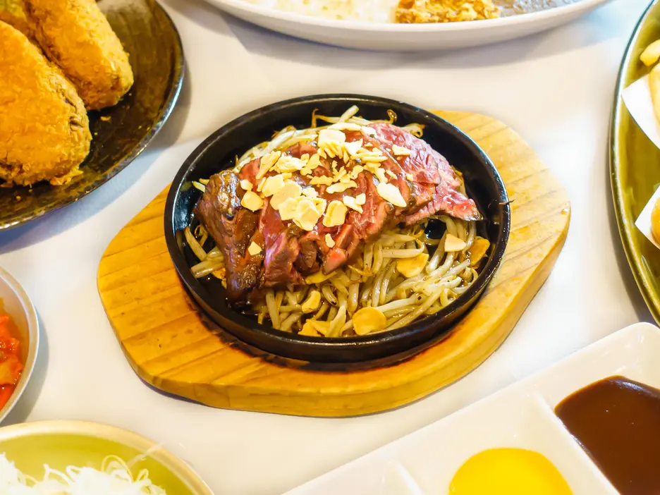 精肉店直送!ステーキ丼・コロッケ・カレーのお店 へそ