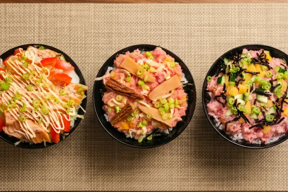 まかない海鮮丼とアテ巻寿司わいず